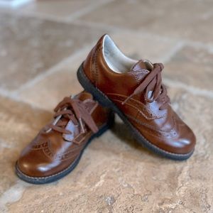 FOOTMATES- WINGTIP LEATHER OXFORD. LACE CLOSURE.
